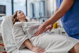 Archivo - Mujer en el médico antes de una cirugía de apendice. Apendicitis
