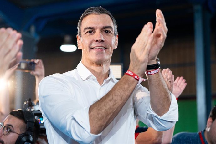 O secretário-geral do PSOE e presidente do Governo, Pedro Sánchez, participa de um evento de pré-campanha do partido, em 26 de outubro de 2026, em Gijón, nas Astúrias (Espanha). O presidente do Governo, Pedro Sánchez, visita Gijón, combinando uma agenda i