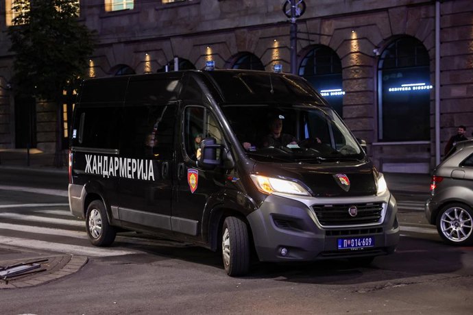 SÉRVIA, BELGRADO – 25 DE OUTUBRO DE 2026: Uma viatura policial é vista na Rua Kralja Milana, entre a sede da Comissão Eleitoral Republicana (RIK) e a administração presidencial sérvia. O tráfego de veículos nesse trecho foi suspenso