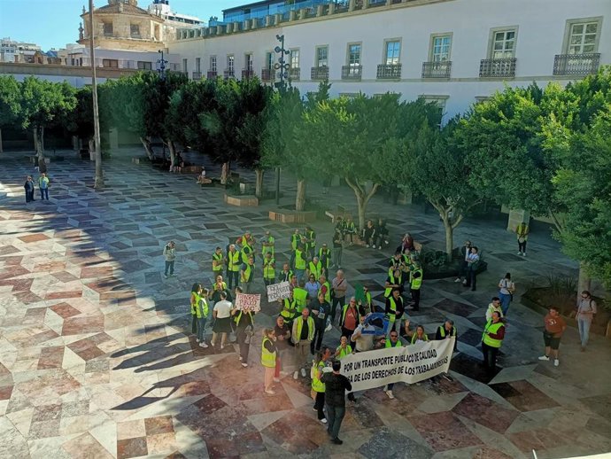 Trabajadores de Surbus protestan por sus condiciones laborales en la Plaza de la Constitución, frente al Ayuntamiento.
