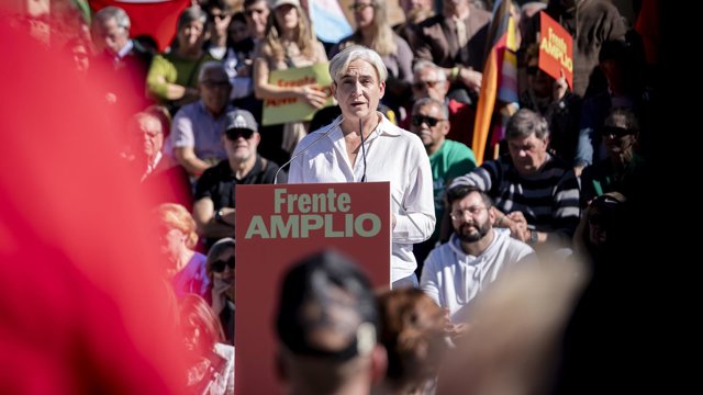 La candidata de Frente Amplio, Ada Colau, durante un acto público en el marco de la precampaña de las elecciones generales del próximo 29 de noviembre, en el parque Cuartel Huertas, a 25 de octubre de 2026, en Móstoles, Madrid (España).