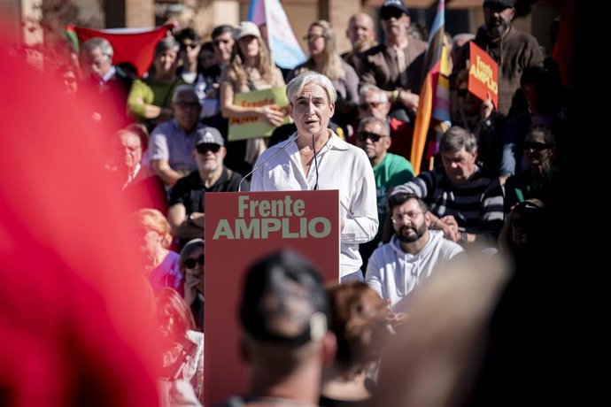 La candidata de Frente Amplio, Ada Colau, durante un acto público en el marco de la precampaña de las elecciones generales del próximo 29 de noviembre, en el parque Cuartel Huertas, a 25 de octubre de 2026, en Móstoles, Madrid (España).
