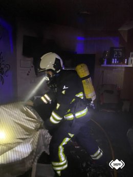 Exitnción de un incendio en el baño de una peluquería en Villaviciosa.