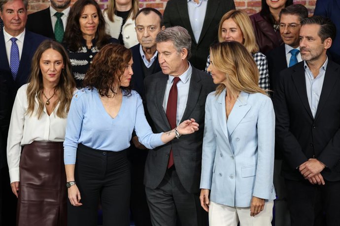 Foto de grupo durante a apresentação da chapa do PP para o dia 29 de novembro em Madri, no Espaço Jorge Juan, em 27 de outubro de 2026, em Madri (Espanha). O Partido Popular apresentou oficialmente as pessoas que liderarão suas listas para as eleições de