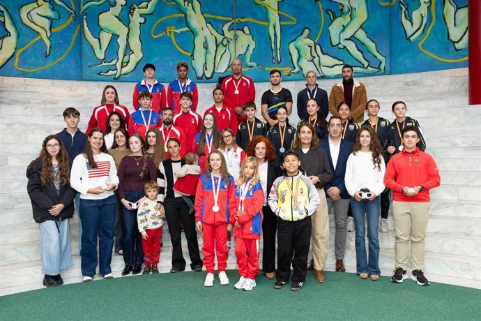 La consejera de Deporte, Tamara González, recibe a más de una treintena de deportistas con destacados éxitos nacionales e internacionales