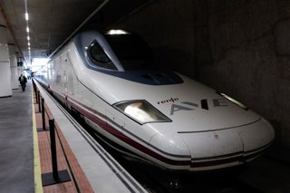 Archivo - Llegada del AVE Madrid-Murcia, en la estación Murcia del Carmen, a 19 de diciembre de 2022, en Murcia (España). En el viaje inaugural, que realiza el trayecto Madrid-Elche-Murcia, de esta línea de Renfe Alta Velocidad Española (AVE), se pone en 