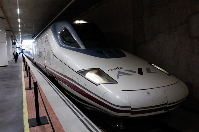 Archivo - Llegada del AVE Madrid-Murcia, en la estación Murcia del Carmen, a 19 de diciembre de 2022, en Murcia (España). En el viaje inaugural, que realiza el trayecto Madrid-Elche-Murcia, de esta línea de Renfe Alta Velocidad Española (AVE), se pone en 