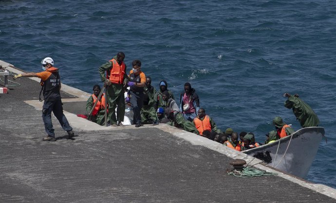 Archivo - Migrantes bajan de un segundo cayuco a su llegada al puerto de La Restinga, a 21 de agosto de 2024, en El Hierro, Canarias (España). 60 migrantes han sido rescatados en la isla de El Hierro.  La embarcación se ha avistado a una milla al norte de