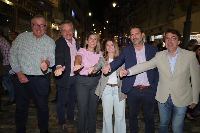 La presidenta del PP de Cartagena, Noelia Arroyo, con algunos de los candidatos al 29N
