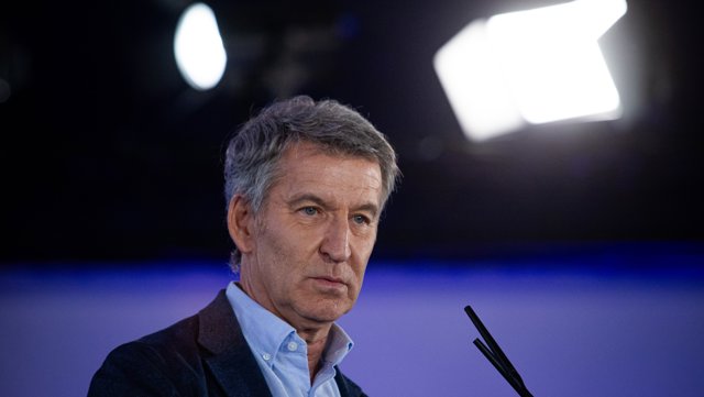El presidente del Partido Popular, Alberto Núñez Feijóo, durante un acto público en el marco de la precampaña de las elecciones generales del próximo 29 de noviembre, en la Estación Marítima, a 24 de octubre de 2026, en Vigo, Pontevedra, Galicia