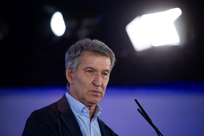 El presidente del Partido Popular, Alberto Núñez Feijóo, durante un acto público en el marco de la precampaña de las elecciones generales del próximo 29 de noviembre, en la Estación Marítima, a 24 de octubre de 2026, en Vigo, Pontevedra, Galicia 