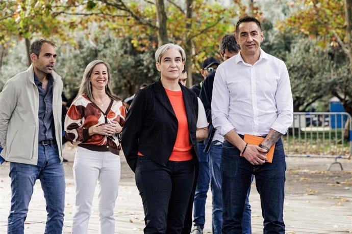 La exalcaldesa de Barcelona Ada Colau (i), y el diputado de Más Madrid, Emilio Delgado (d), durante la presentación de su candidatura a las elecciones del 29N, en el Auditorio del Parque Lineal del Manzanares, a 17 de octubre de 2026, en Madrid (España).