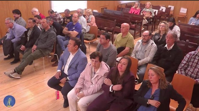 Archivo - El actual gerente de la empresa, primero por la izquierda en la fila más próxima, junto a familiares y trabajadores en una de las jornadas del juicio por el 'Caso Funeraria' celebradas en la Audiencia de Valladolid