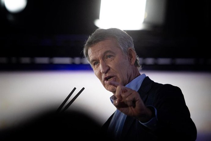 El presidente del Partido Popular, Alberto Núñez Feijóo, durante un acto público en el marco de la precampaña de las elecciones generales del próximo 29 de noviembre, en la Estación Marítima, a 24 de octubre de 2026, en Vigo, Pontevedra, Galicia (España).
