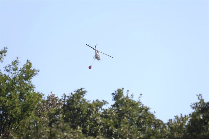 Archivo - Helicóptero durante las labores de extinción de un incendio forestal, a 14 de agosto de 2026, en Caboalles de Abajo, León, Castilla y León (España). El incendio en esta localidad ha sido estabilizado y rebajado a nivel cero tras una noche de int