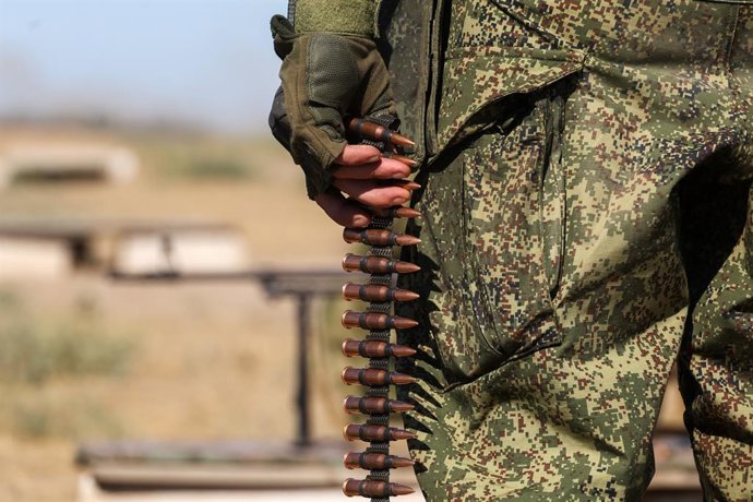 Archivo - Arquivo - RÚSSIA, REGIÃO DE ZAPOROZHYE - 13 DE AGOSTO DE 2025: Um membro da unidade de voluntários russa “Bars-32” participa de um exercício de tiro em um campo de treinamento. Após o treinamento, os voluntários realizarão missões na frente de Z