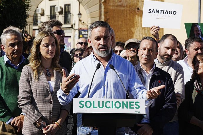 El presidente de Vox, Santiago Abascal, durante un acto en Plasencia en la Puerta del Sol, a 27 de octubre de 2026, en Plasencia, Cáceres, Extremadura (España). 