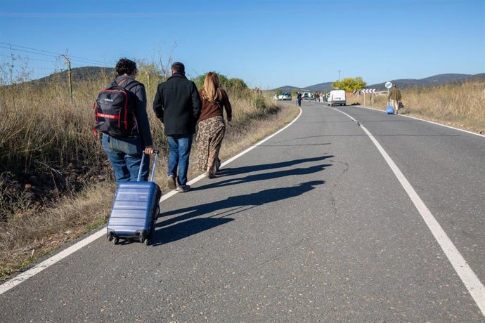 Los vecinos de Urda se movilizan para socorrer a las personas accidentadas en los trenes.