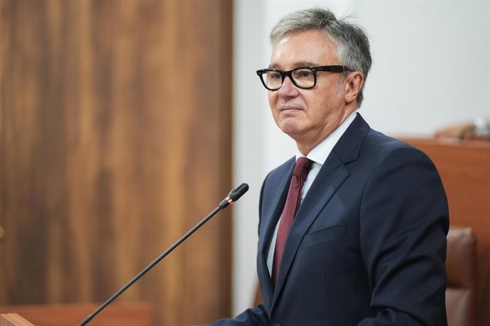 Archivo - El vicepresidente segundo y consejero de Turismo, Justicia, Desregulación y Administración local, Manuel Gavira