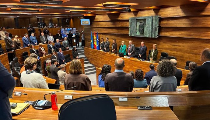 Minuto de silencio en la Junta General del Principado de Asturias.