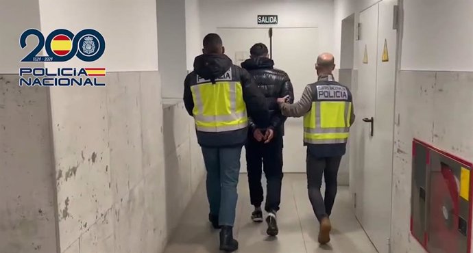 Archivo - Cae una banda que robó botellas de vino, zapatillas, relojes y hasta pelucas en tiendas del Centro de Madrid