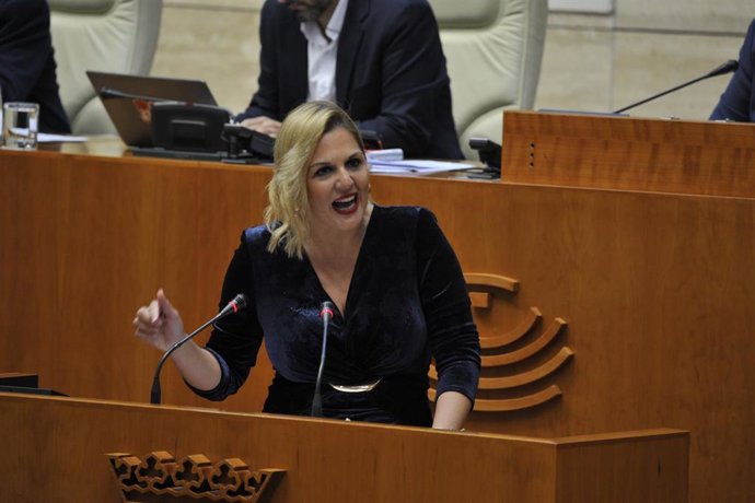 La consejera de Hacienda y Administración Pública, Elena Manzano, durante la defensa del proyecto de ley de Presupuestos para 2027 en el Pleno de la Asamblea de Extremadura.