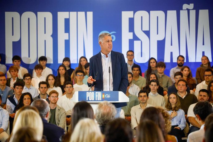 El alcalde de Badalona, Xavier García Albiol (i), durante un acto de precampaña del PP, en el Palau de Congressos de Catalunya, a 18 de octubre de 2026