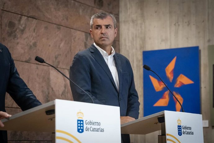 Archivo - El vicepresidente del gobierno canario, Manuel Domínguez, comparece ante los medios de comunicación tras una reunión, a 15 de agosto de 2024, en Santa Cruz de Tenerife, Tenerife, Canarias (España).