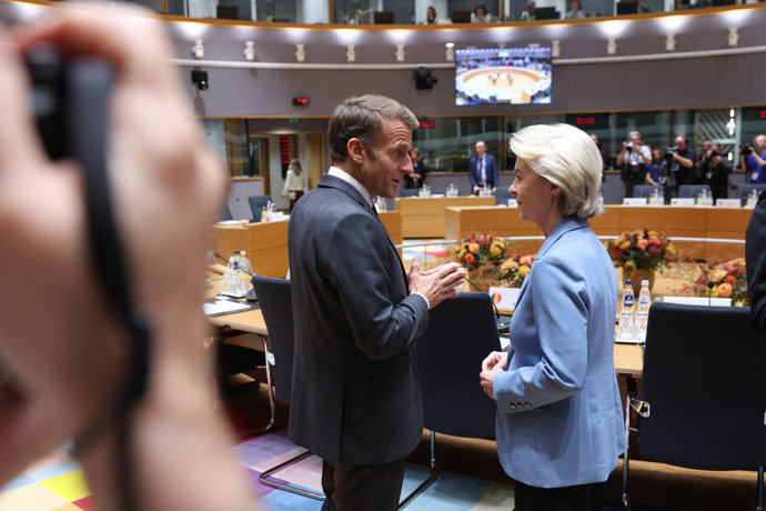 El presidente de Francia, Emmanuel Macron, y la presidenta de la Comisión Europea, Ursula von der Leyen, durante el Consejo Europeo celebrado este jueves, 15 de octubre de 2026, en Bruselas