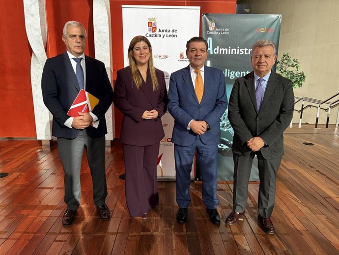 Melchor Arias (i), director de la ECLAP, Raquel Alonso, Luis Miguel González Gago y Francisco Raedo, director general de la Función Pública.,