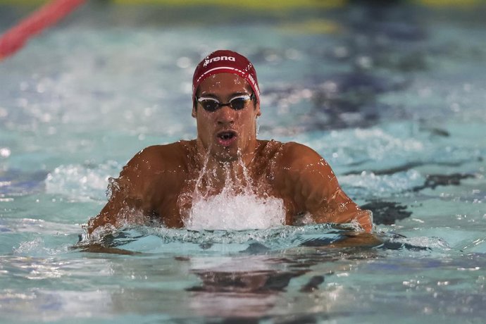 Archivo - Hugo Gonzalez of C.N. Terrassa competes in the Men's 200 Breaststroke Final A during the day one of the Spanish Absolute Championship OPEN P25 - ASTRAPOOL at Club Natacio Barcelona on November 13, 2025 in Barcelona, Spain.