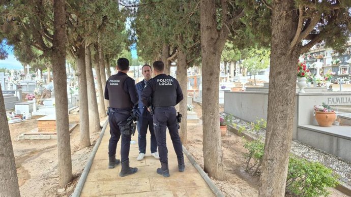 El Ayuntamiento señalad que la actuación de Policía Local y, especialmente, del Grupo ROCA de Guardia Civil ha permitido recuperar los objetos y localizar a los presuntos implicados. En la imagen, el alcalde junto a agentes municipales en el cementerio.