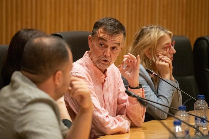 El coordinador Federal de Izquierda Unida, Antonio Maíllo (c), clausura la Jornada 'Nacionalidad española de los descendientes del exilio', en el Congreso de los Diputados. Imagen de archivo.