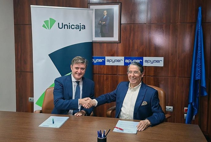 El acuerdo suscrito por el director de Málaga Interior de Unicaja, Manuel Artacho, y el presidente de Apymer, Francisco Javier Vázquez.