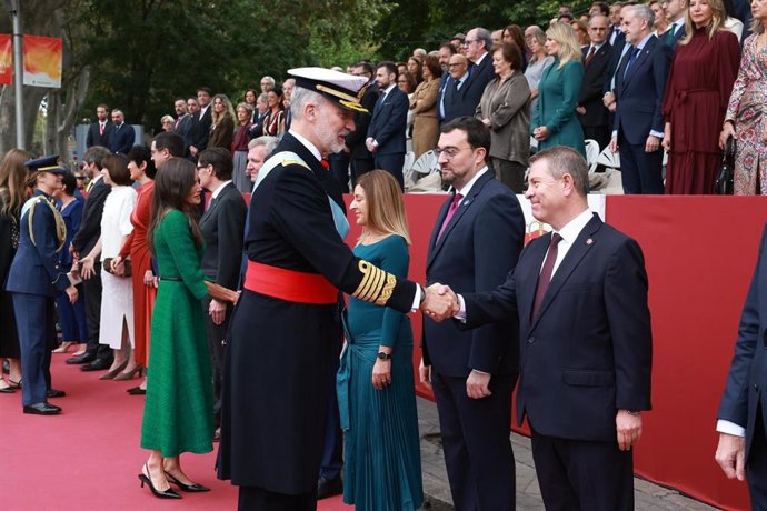 Archivo - El presidente de Castilla-La Mancha, Emiliano García-Page con su Majestad el Rey Felipe VI.