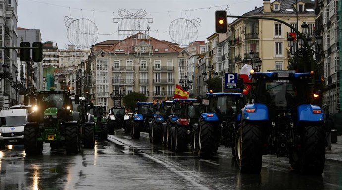 Archivo - Tractoristas y ganaderos participan en una manifestación en Santander