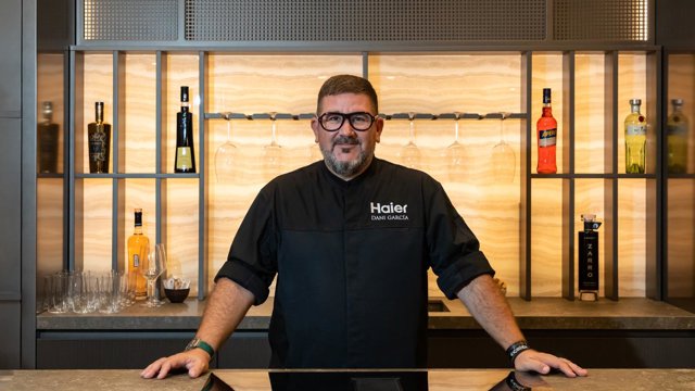 El chef Dani García en el espacio Color Me Hungry, equipado con electrodomésticos de Haier