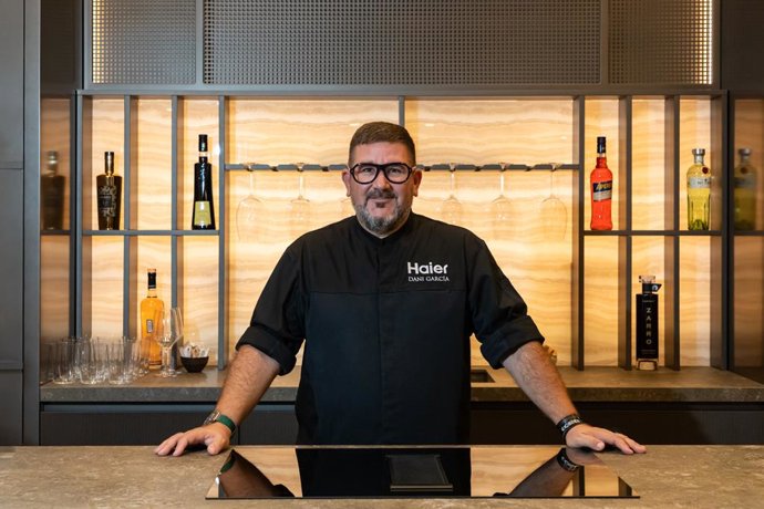 O chef Dani García no espaço Color Me Hungry, equipado com eletrodomésticos da Haier