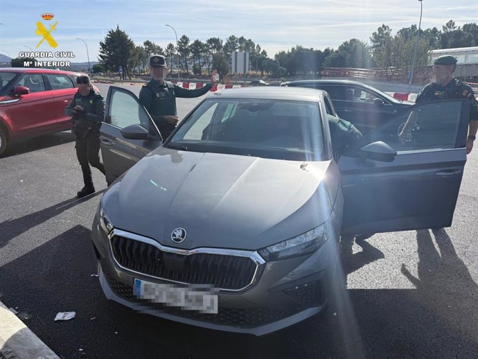 Agentes inspeccionan un vehículo en el lugar de los hechos.