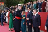Foto: El Rey habla con el presidente de Castilla-La Mancha tras el accidente ferroviario en Urda