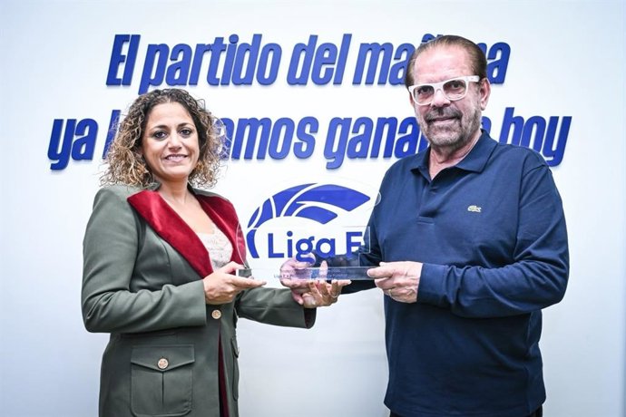 Beatriz Álvarez y Reinaldo Carneiro durante la visita de la Federación Paulist a Liga F