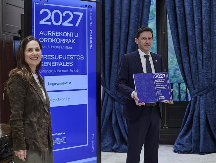 El consejero de Hacienda y Finanzas, Noël d'Anjou, entrega el proyecto de Presupuestos de Euskadi para 2027 a la presidenta del Parlamento Vasco, Bakartxo Tejeria.