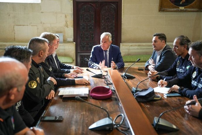 Sanz se reúne con el comité de emergencias en el Ayuntamiento tras el accidente ferroviario de Toledo