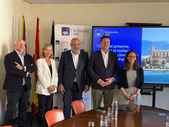 El alcalde de Palma, Jaime Martínez, y la experta en en riesgos por inundaciones, Claudia Ylla, en la presentación del informe.