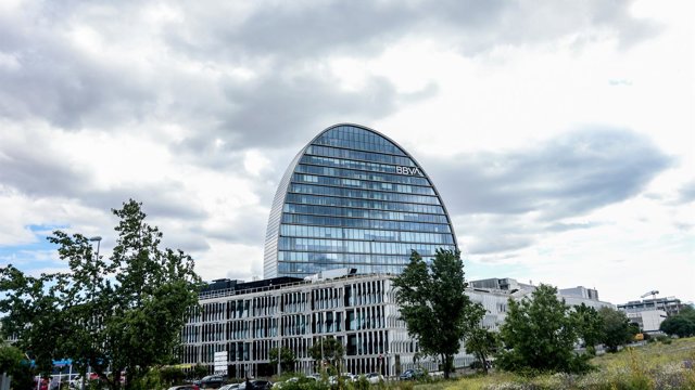 Archivo - Fachada del edificio ‘La Vela’, en la ciudad del BBVA.