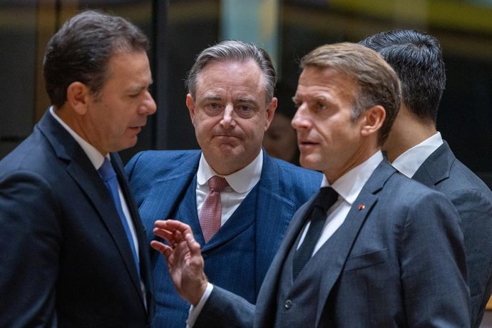 O primeiro-ministro de Portugal, Luis Montenegro; o primeiro-ministro da Bélgica, Bart De Wever; e o presidente da França, Emmanuel Macron, fotografados durante uma cúpula do Conselho Europeu (15-16/10) na quinta-feira, 15 de outubro de 2026, em Bruxelas.