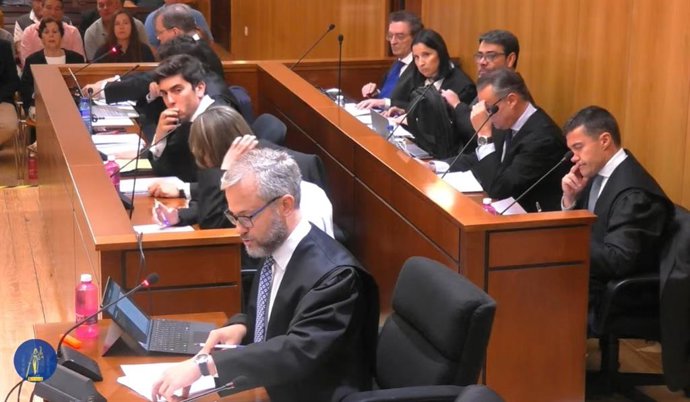 Archivo - El letrado Guillermo Ruiz Blay, representante legal del Grupo El Salvador, anuncia que reucurrirá el fallo condenatorio.