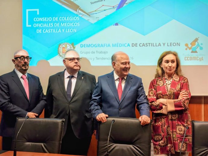 El consejero de Sanidad y Bienestar Social de Castilla y León, Alejandro Vázquez Ramos (centro izquierda), en el Colegio de Médicos de León.