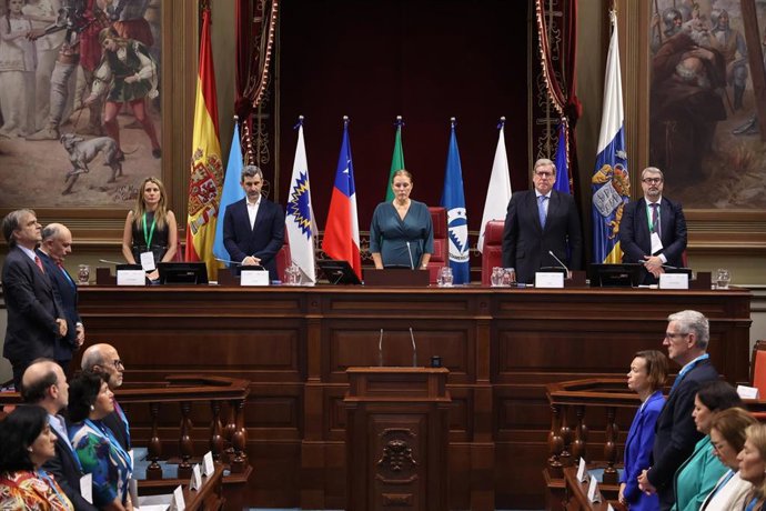 El Parlamento de Canarias comienza la sesión plenaria de Eurolat con un minuto de silencio por las víctimas