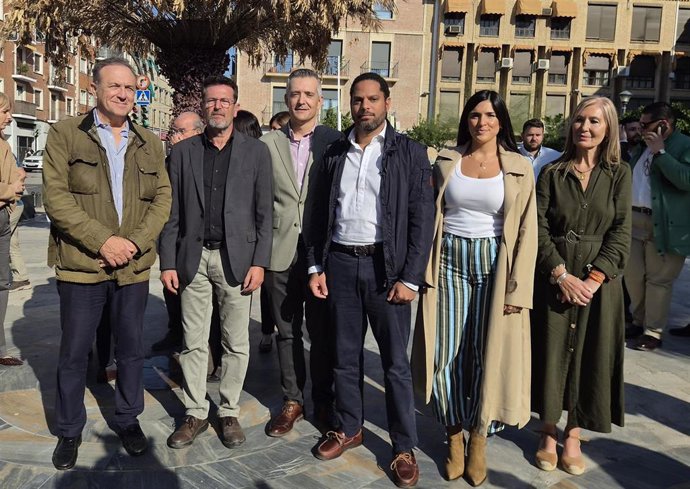 El secretario general de Vox, Ignacio Garriga, con los candidatos de Vox al 29N en Murcia